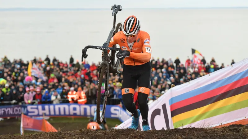 Mistrem světa v cyklokrosu je Mathieu van der Poel, Boroš byl 14.