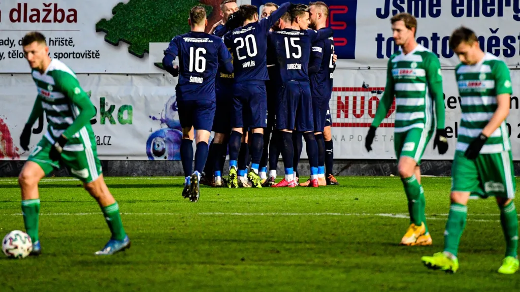Fotbalisté Slovácka (uprostřed) oslavují gól v Ďolíčku