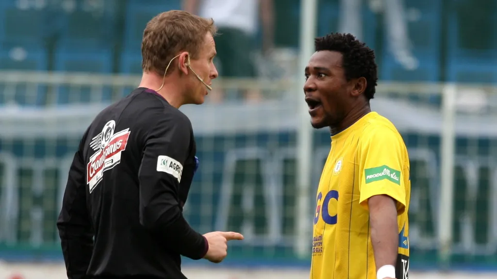 Teplický Francis Litsingi v diskusi s rozhodčím