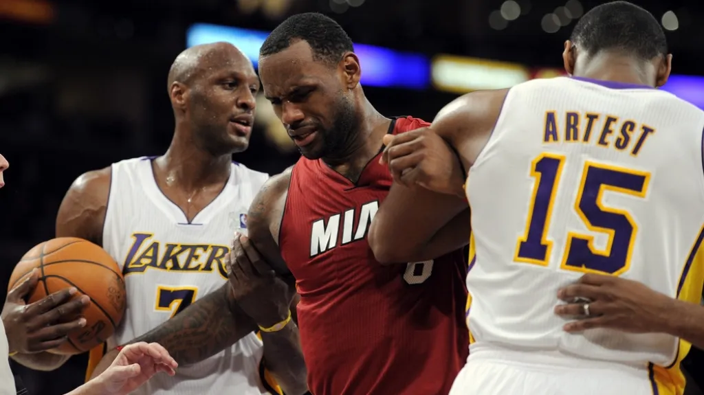LeBron James v utkání s LA Lakers