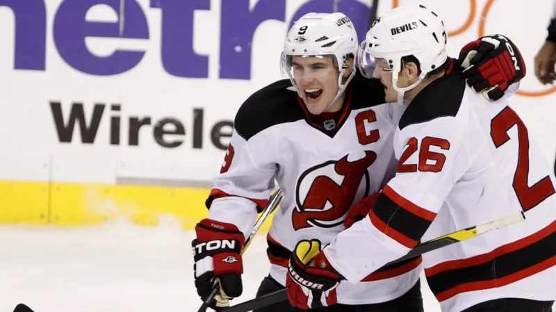 Zach Parise a Patrik Eliáš se radují z gólu