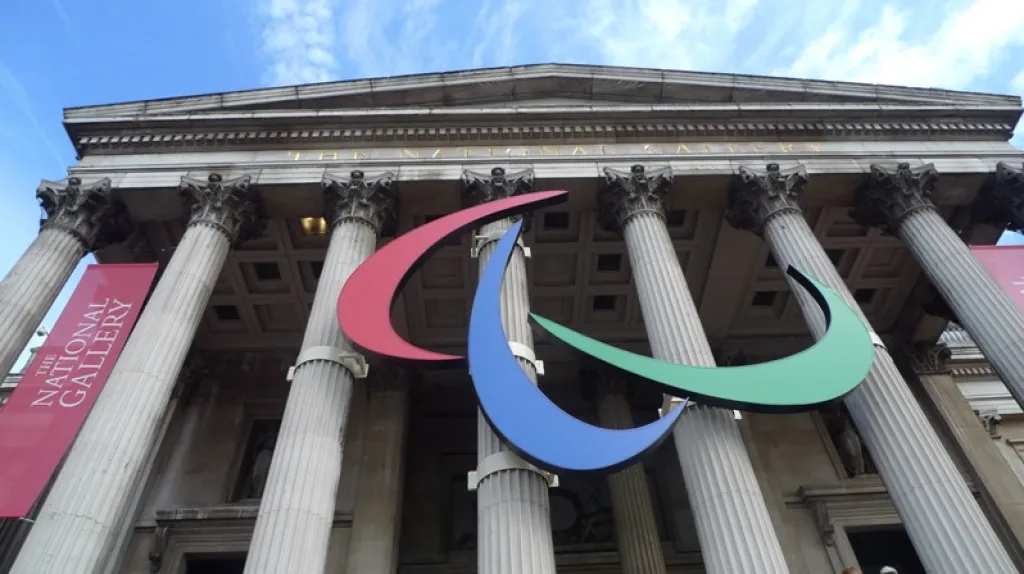 Znak Mezinárodního paralympijského výboru IPC dominuje průčelí londýnské Národní galerie