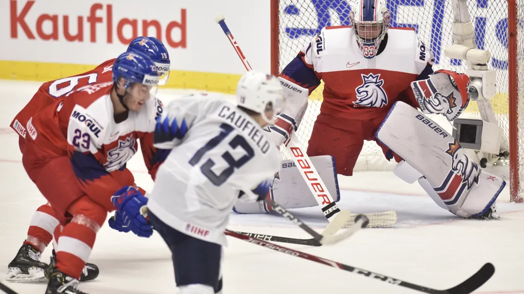 Američan Cole Caufield pálí na brankáře Lukáše Paříka