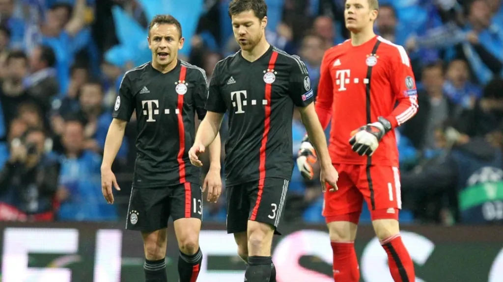 Zklamaní hráči Bayernu, uprostřed Xabi Alonso 