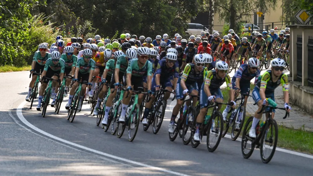Hlavní peloton Czech Tour projíždí Kunínem