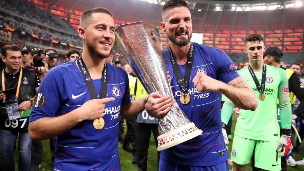 Eden Hazard (vlevo) a Olivier Giroud s trofejí pro vítěze Evropské ligy