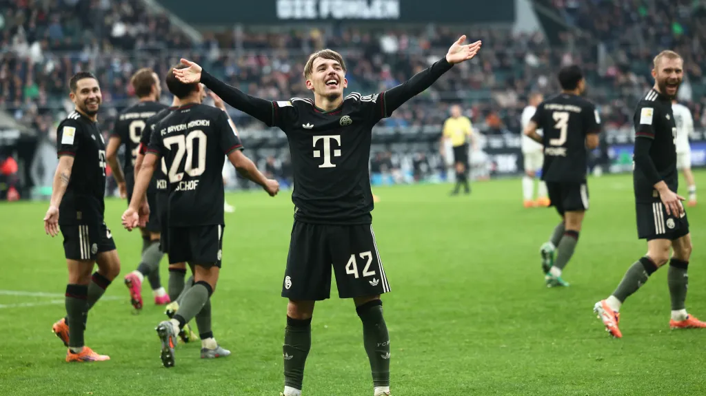 Lennart Karl slaví třetí gól Bayernu