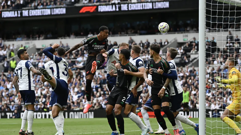 Stoper Arsenalu Gabriel Magalhaes skóruje proti Tottenhamu