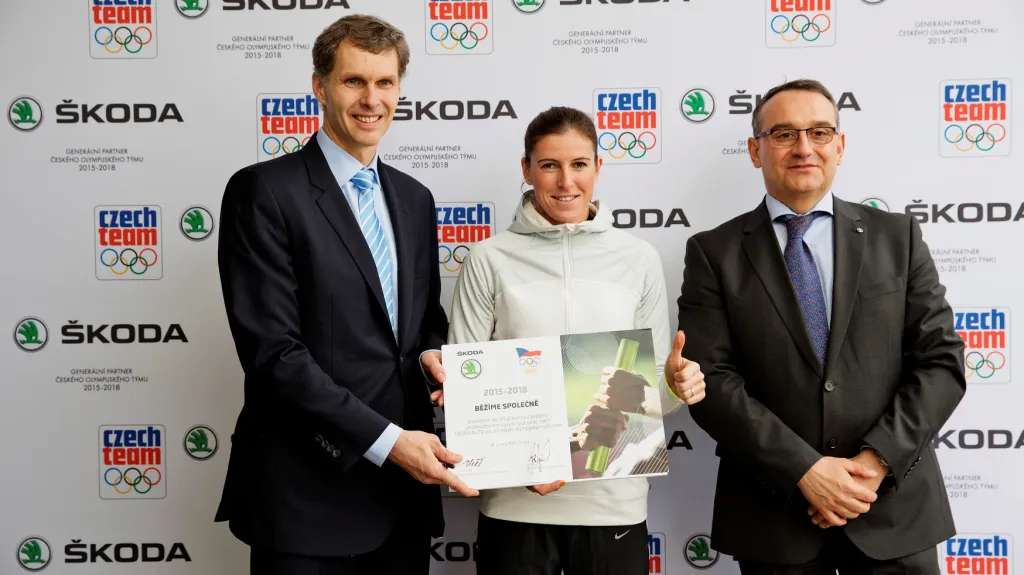 Předseda ČOV Jiří Kejval, Zuzana Hejnová a šéf prodejní organizace Škoda Auto pro Českou republiku Luboš Vlček 
