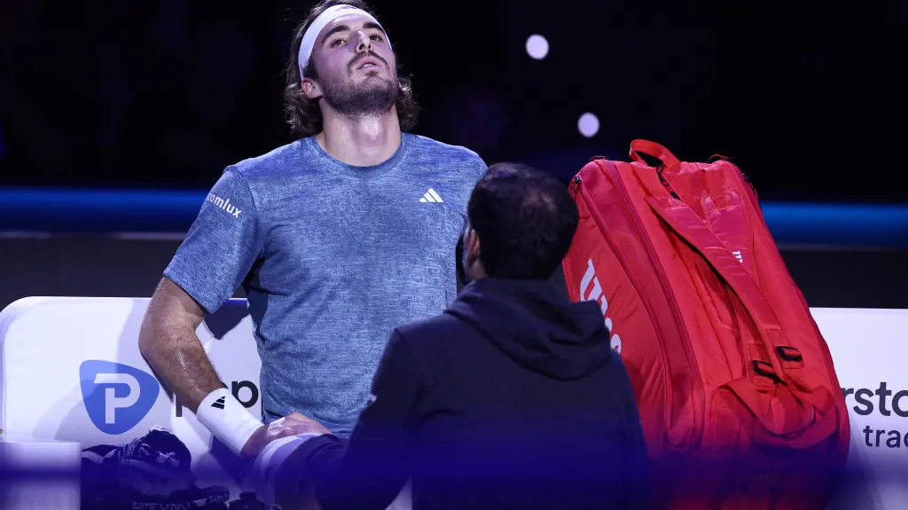 Stefanos Tsitsipas v péči fyzioterapeuta na Turnaji mistrů