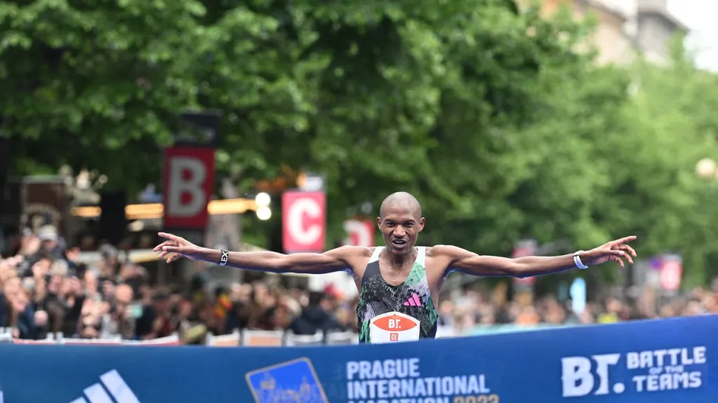 Keňan Alexander Mutiso v cíli Pražského maratonu