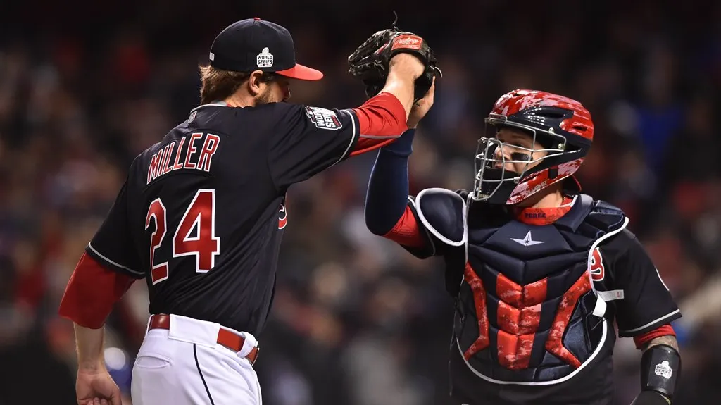 Clevelandští hrdinové Andrew Miller a Roberto Perez 