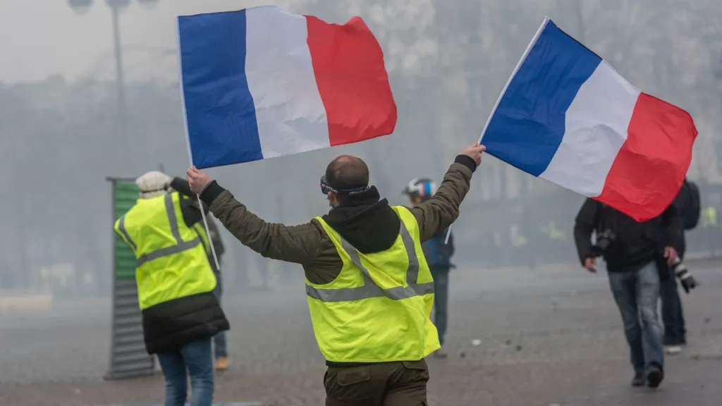 Protestanti ve žlutých vestách vyšli do ulic ve Francii