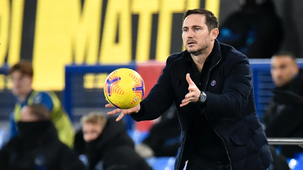 Frank Lampard a letící míč