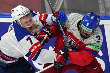 Brady Tkachuk z USA v souboji s Radkem Gudasem
