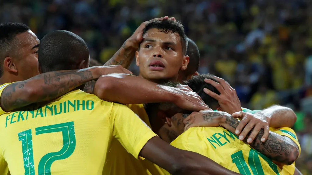 Thiago Silva se raduje se spoluhráči z Brazílie z gólu