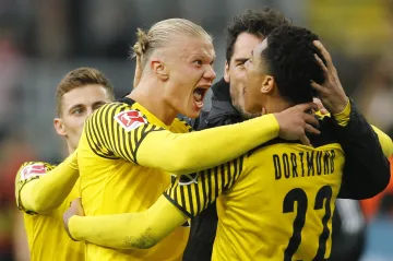 Erling Haaland (vlevo) se raduje se spoluhráči z Dortmundu