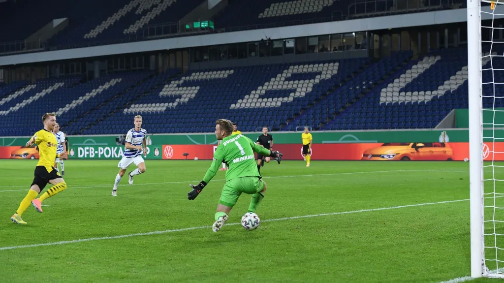 Reus z Dortmundu dává gól Duisburgu