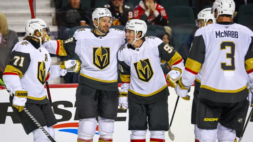 Tomáš Hertl slaví gól se spoluhráči