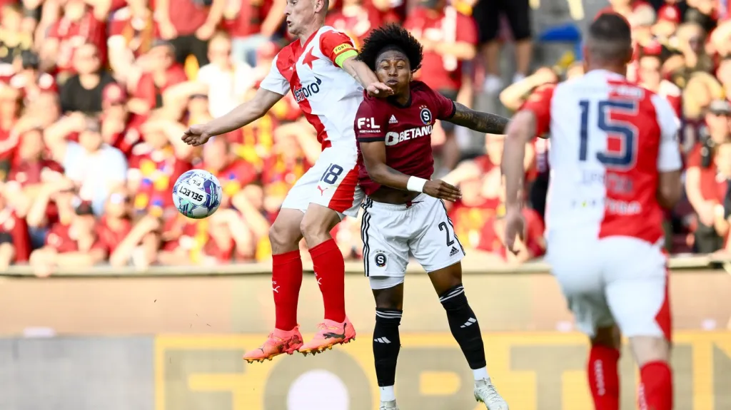 Jan Bořil v souboji s Ángelo Preciadem