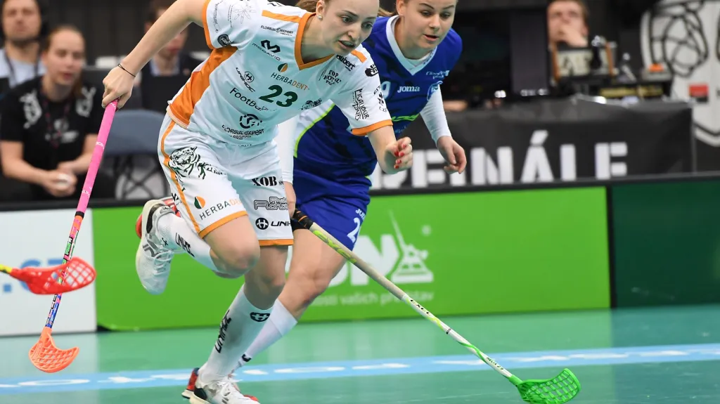 Dominika Steinbachová z Jižního Města (vlevo) a Kamila Paloncyová z Vítkovic