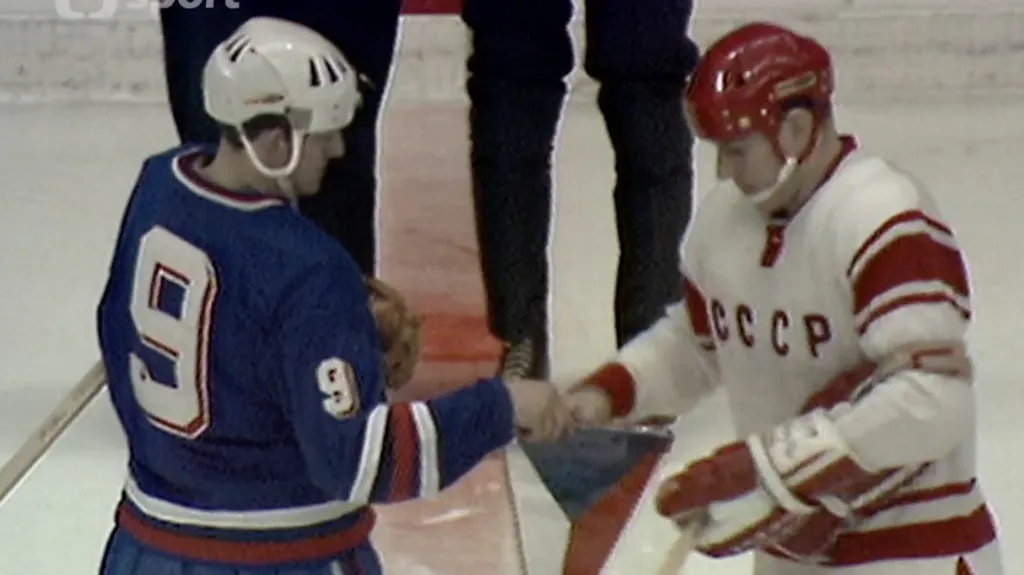 Kapitán Československa Jozef Golonka s č. 9 před utkáním se Sovětským svazem na MS 1969