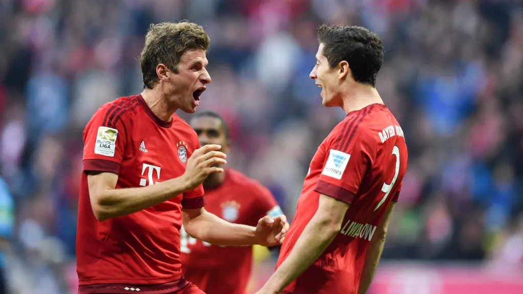 Slavící Thomas Müller (vlevo) a Robert Lewandowski