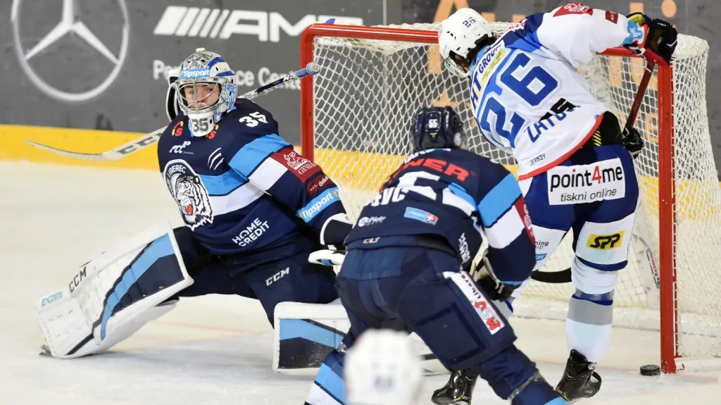 Liberecký brankář Roman Will proti útočníkovi Komety Zaťovičovi