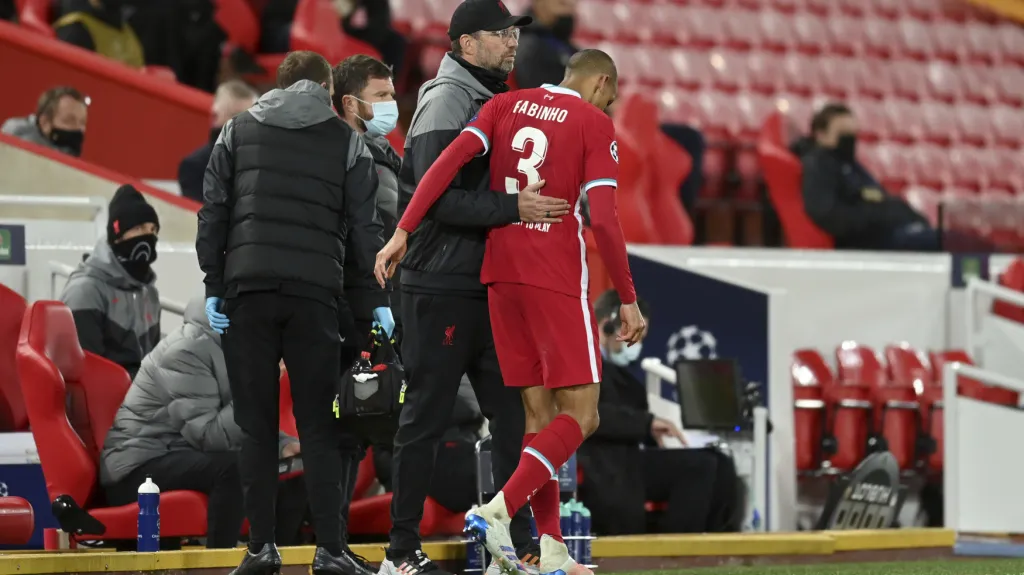 Jürgen Klopp a kulhající Fabinho v zápase s Midtjylandem