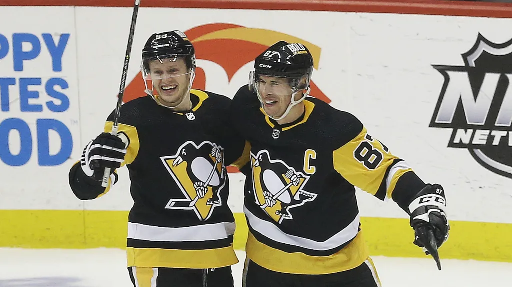 Sidney Crosby (vpravo) se raduje z 500. branky v kariéře