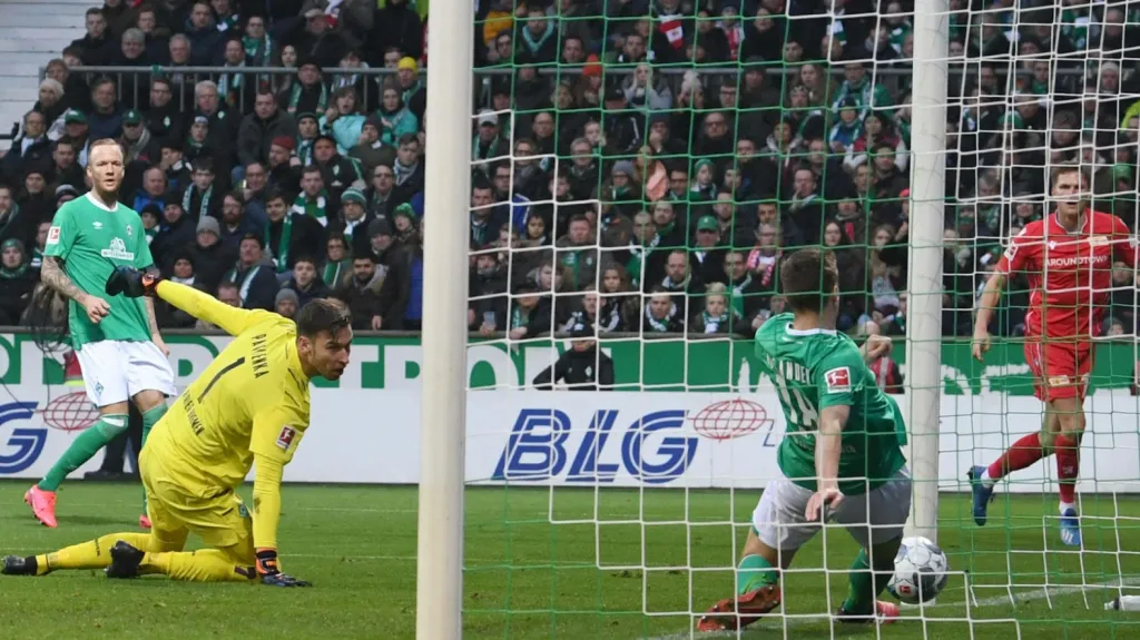 Jiří Pavlenka z Brém inkasuje gól od Mariuse Bültera z Unionu Berlín