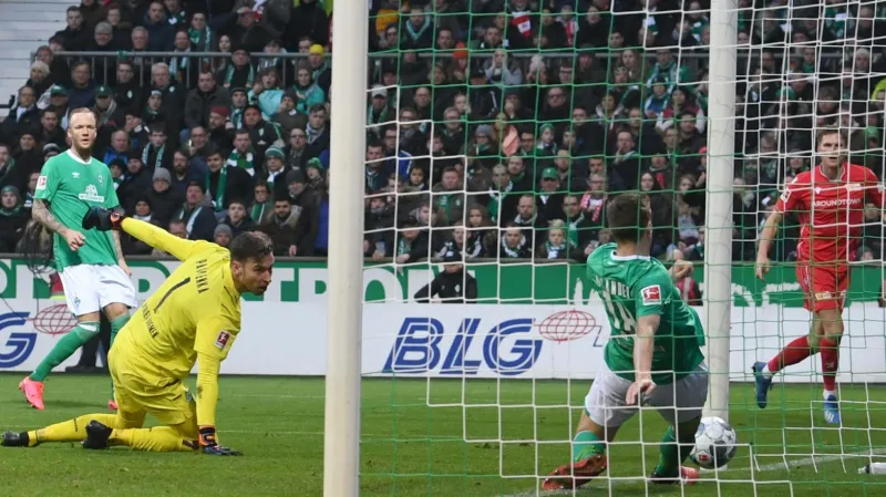 Jiří Pavlenka z Brém inkasuje gól od Mariuse Bültera z Unionu Berlín