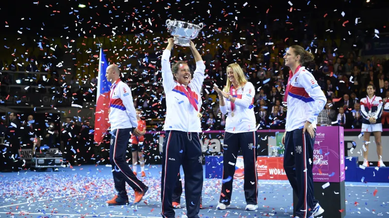 České reprezentantky slaví vítězství ve Fed Cupu