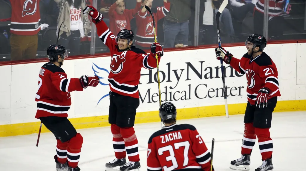 Patrik Eliáš z New Jersey slaví gól společně se spoluhráči včetně Pavla Zachy