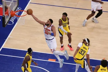 Karl-Anthony Towns skóruje v duelu s Indianou