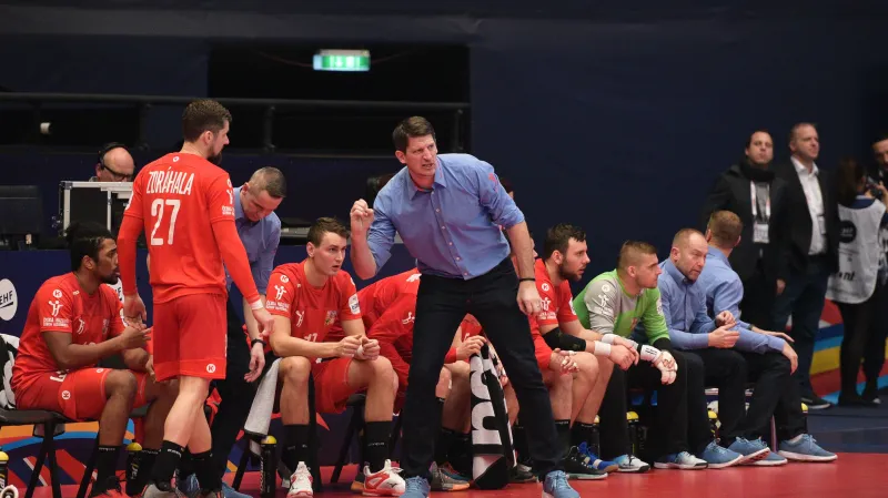 Trenér Daniel Kubeš udílí pokyny