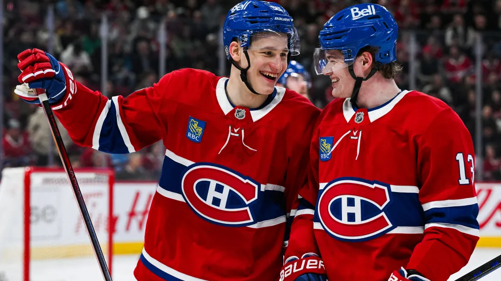 Ivan Děmidov (vlevo) a Cole Caufield oslavují gól Montrealu