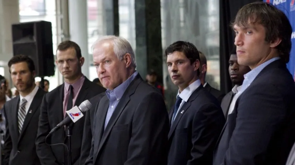 Hlavní vyjednavač hráčské asociace NHLPA Donald Fehr (uprostřed)
