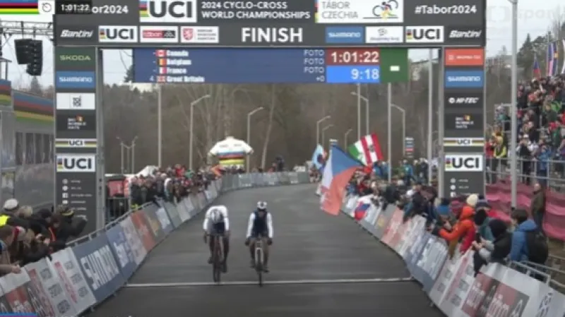 Dramatický závěr závodu týmových štafet na MS v cyklokrosu