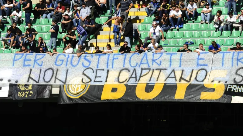 Transparent fanoušků Interu proti Mauru Icardimu