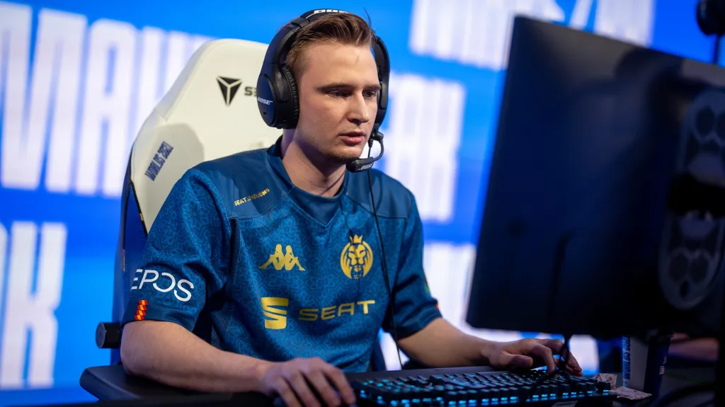 Marek "Humanoid" Brázda v dresu týmu MAD Lions plní roli MID
