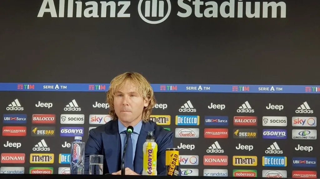 Viceprezident Juventusu Pavel Nedvěd na tiskové konferenci před začátkem Serie A