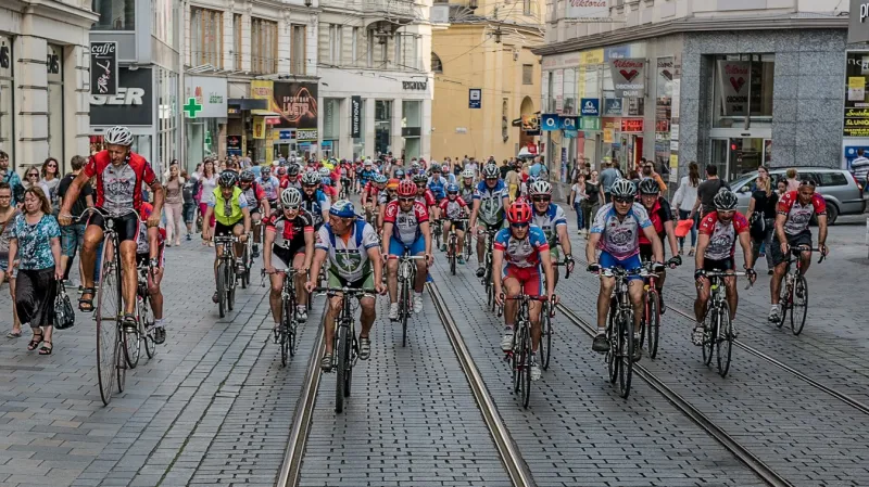 Josef Zimovčák (vlevo) v čele cyklotour Na kole dětem