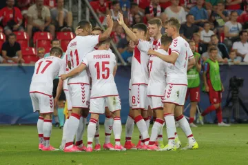 Slavící dánští fotbalisté