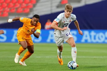 Kapitáni Charles De Ketelaere (Belgie) stíhaný Quintenem Timberem (Nizozemsko)