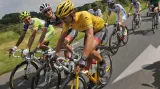 Fränk Schleck mezi Ivanem Bassem a Fabianem Cancellarou na Tour 2012