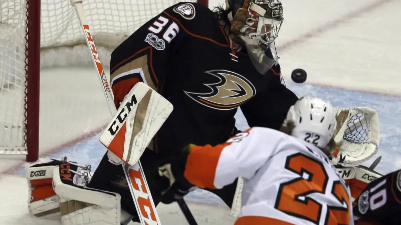 Brankář Anaheimu John Gibson