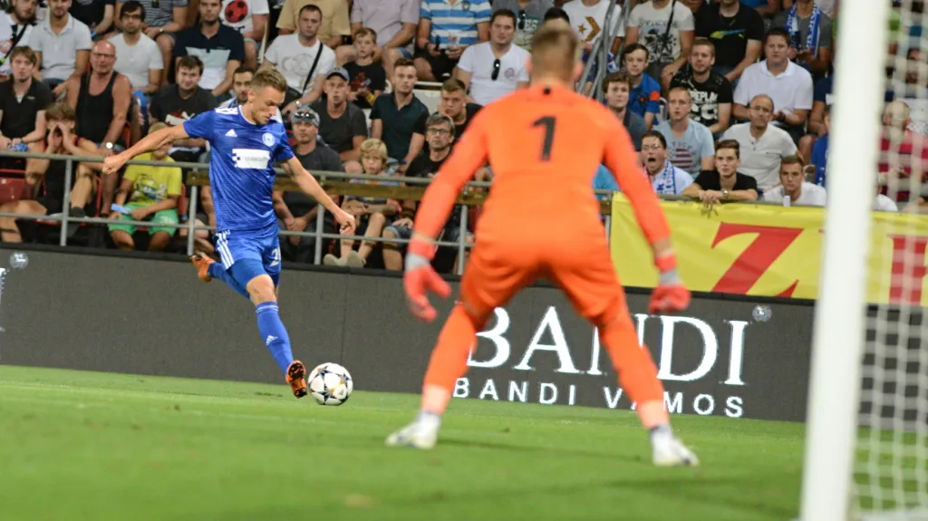 Šimon Falta z Olomouce centruje před branku Tomáše Vaclíka ze Sevilly