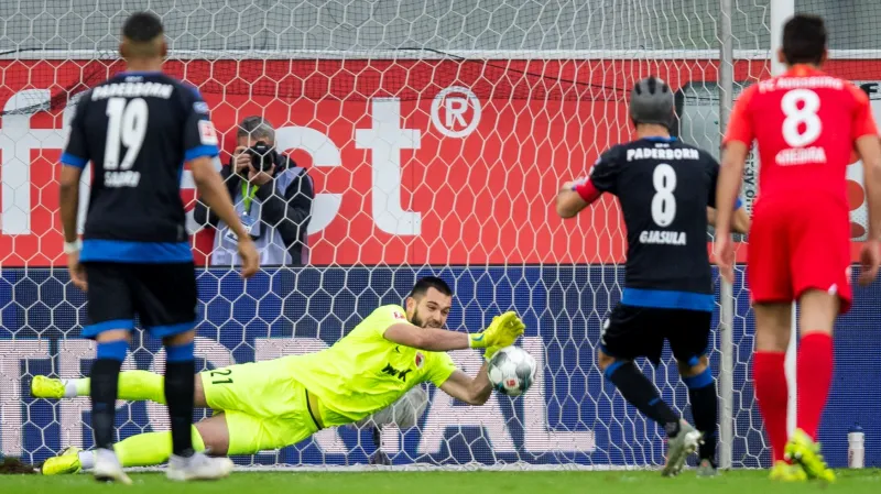 Tomáš Koubek z Augsburgu chytá penaltu v utkání v Paderbornu