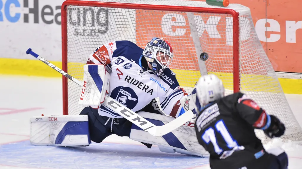 Plzeňský Luboš Rob překonává Daniela Dolejše z Vítkovic